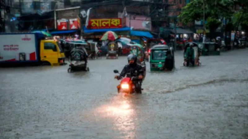 টানা বর্ষণে চট্টগ্রামের রেয়াজউদ্দিন বাজারে হাঁটুসমান পানি, দোকান-জনজীবন বিপর্যস্ত