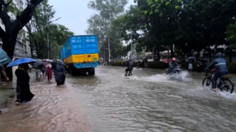 টানা বৃষ্টিতে চট্টগ্রামে ভয়াবহ জলাবদ্ধতা, টেকনাফ-সেন্ট মার্টিন নৌ চলাচল বন্ধ