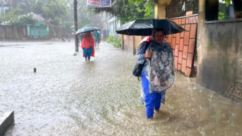 টানা বৃষ্টিতে চট্টগ্রামের বিভিন্ন এলাকায় জলাবদ্ধতা, ২৮২ মিমি বৃষ্টিপাত