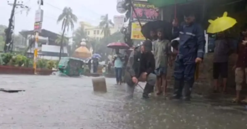 টানা বৃষ্টিতে চট্টগ্রামে জলাবদ্ধতা, দুর্ভোগে নগরবাসী