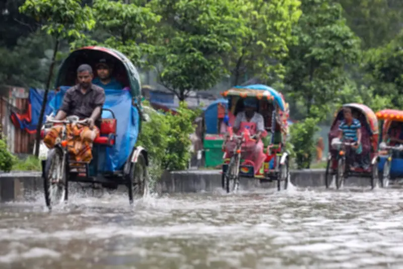 টানা বৃষ্টিতে রাজধানীতে জলজট, আজও ভারী বৃষ্টির পূর্বাভাস