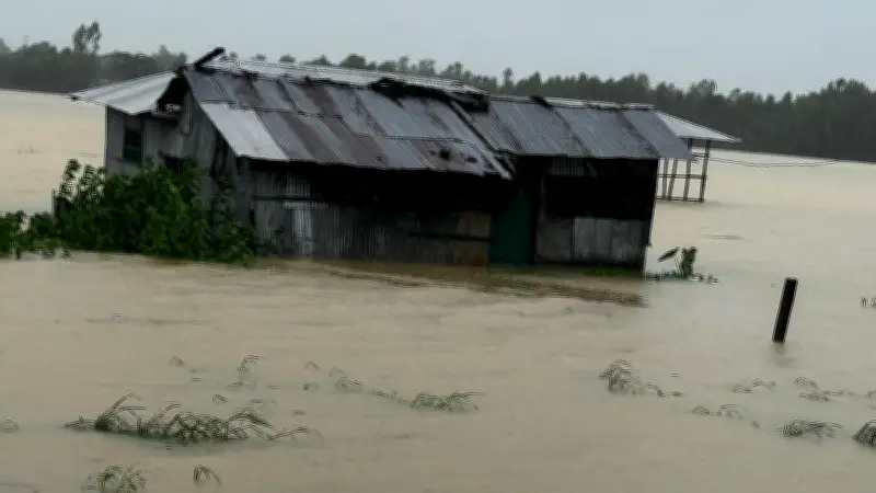 ভারী বর্ষণে কক্সবাজার-চট্টগ্রামে প্লাবন, পাহাড়ধসে ১০ জনের মৃত্যু