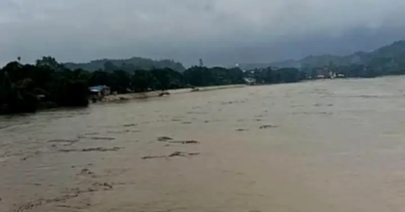 কক্সবাজারে টানা বর্ষণে পানিবন্দি লক্ষাধিক মানুষ, পাহাড়ধসের আশঙ্কা
