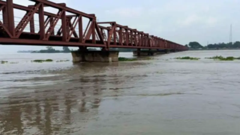 ৪ বিভাগে ভারী বৃষ্টি, নদীবন্দরে সতর্কতা