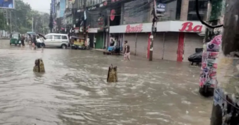 ময়মনসিংহে সাড়ে আট ঘণ্টায় ১৭৪ মিমি বৃষ্টি, নগরী তলিয়ে গেছে