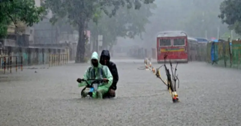 মুম্বাইয়ে টানা বৃষ্টিতে রেড অ্যালার্ট, ৩০০ মিমি বৃষ্টিপাত