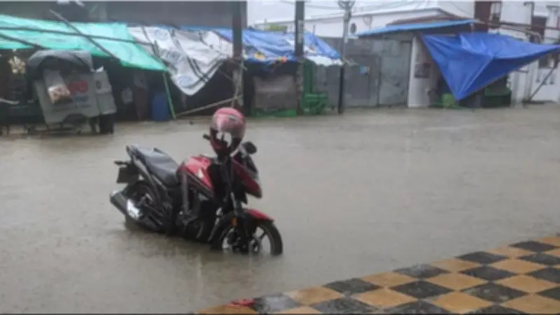 চট্টগ্রামে ভারী বৃষ্টিতে জলাবদ্ধতা, দুর্ভোগে নগরবাসী