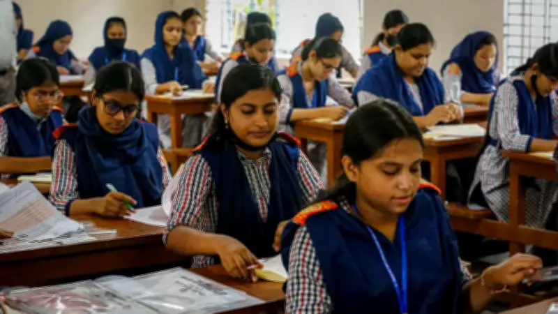 এইচএসসি পরীক্ষা ২০২৬: কেন্দ্রমুখী পরীক্ষার্থীদের নানা মুহূর্ত