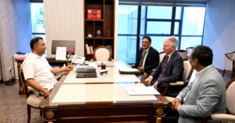 আইএপিবি সিইও পিটার হল্যান্ডের সাথে প্রধান উপদেষ্টার সাক্ষাৎ