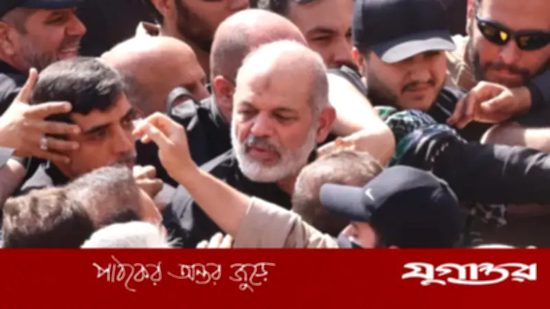 খামেনির জানাজায় আইআরজিসি প্রধান আহমদ ওয়াহিদির উপস্থিতি