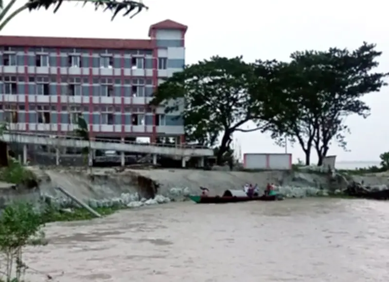 যমুনার ভাঙনে মাদ্রাসার প্রাচীর নদীতে, ১৫ বসতবাড়ি বিলীন