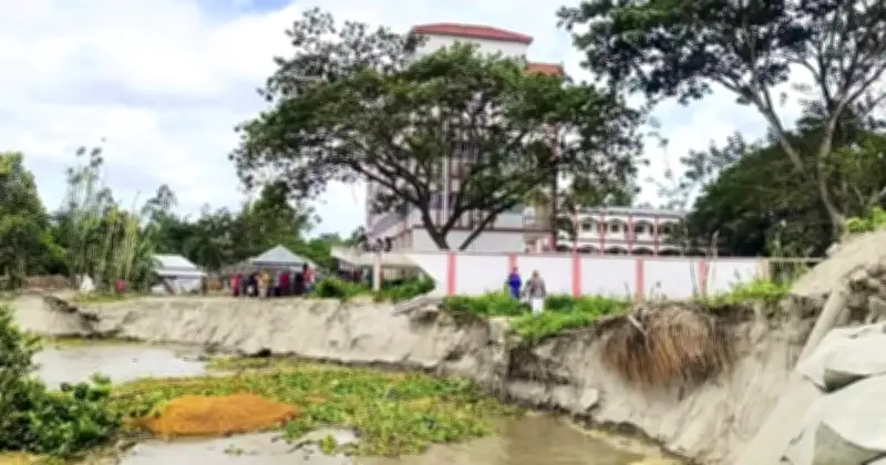 যমুনা ভাঙনে অস্তিত্ব সংকটে মাদ্রাসা, আসবাবপত্র সরানো হচ্ছে