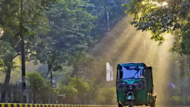 বায়ুদূষণে শীর্ষে লাহোর, সহনীয় অবস্থানে ঢাকা; ভারী বৃষ্টিতে ৫ জেলায় বন্যার শঙ্কা