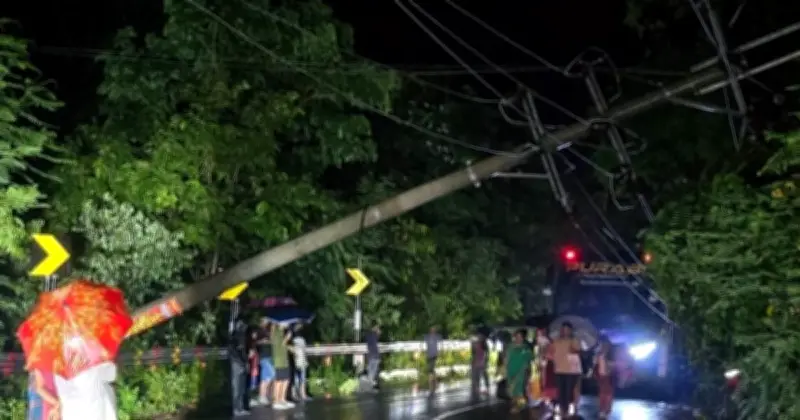 ভারী বৃষ্টিতে ভূমিধসে বান্দরবানে বিদ্যুৎ সরবরাহ বন্ধ, মেরামত চলছে