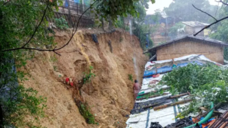 পাহাড় কেটে তৈরি রোহিঙ্গা শিবিরে ভূমিধসের আতঙ্ক, ৪৮ ঘণ্টায় ৪০৬ মিমি বৃষ্টিপাত