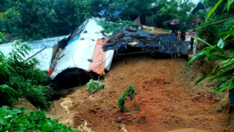 কক্সবাজারে পাহাড়ধসে ৮ রোহিঙ্গার মৃত্যু, নিহতদের মধ্যে ৪ নারী-শিশু
