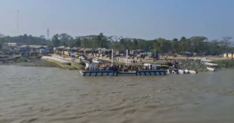 হাতিয়ায় নৌযান চলাচল বন্ধ, বিচ্ছিন্ন দ্বীপ উপজেলা কার্যত অবরুদ্ধ