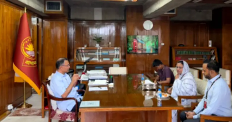শহীদ আব্দুল্লাহ বিন জাহিদের মা ও ক্যান্সার আক্রান্ত ছেলের সাথে প্রধানমন্ত্রীর সাক্ষাৎ