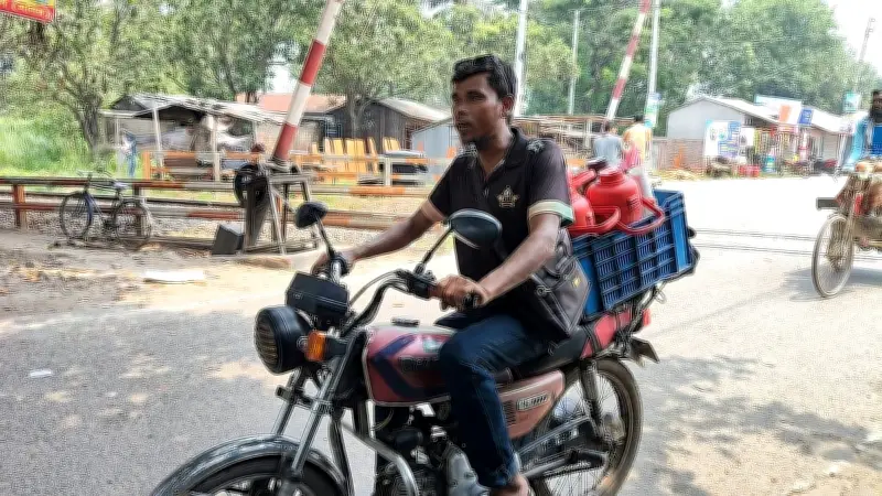 মোটরসাইকেলে চা বিক্রি করে সফল রনি আহম্মেদের গল্প