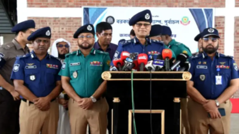 গাঢ় নীল-হালকা জলপাই শার্ট ও খাকি প্যান্টে ফিরলো পুলিশ: শিক্ষামন্ত্রী