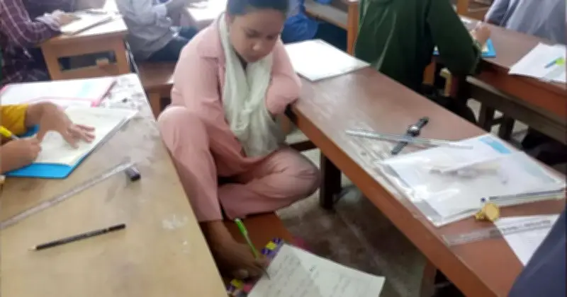 পা দিয়ে লিখে এইচএসসি পরীক্ষা দিচ্ছে পলি রানী