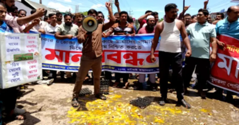 ডিমের দাম কমায় মহাসড়কে ডিম ভেঙে প্রতিবাদ পোলট্রি খামারিদের