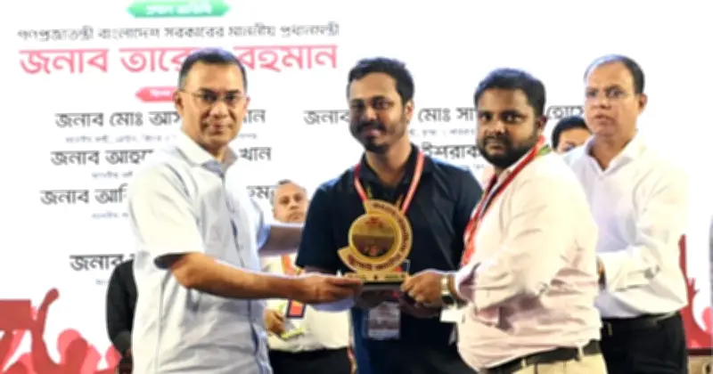প্রধানমন্ত্রী তারেক রহমানের হাতে জুলাই স্মৃতি স্মারক গ্রহণ