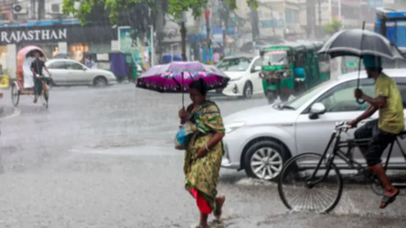 বৃষ্টিতে নগরবাসীর ভোগান্তি: ছবিতে ফুটে উঠল চট্টগ্রামের বর্ষার চিত্র