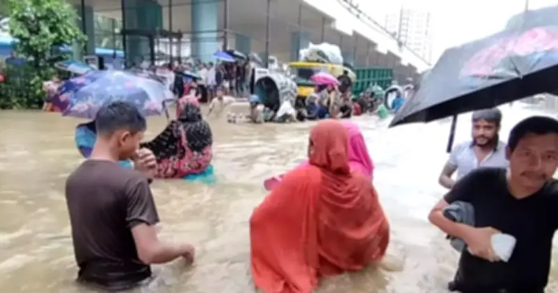 চট্টগ্রামে মৌসুমের রেকর্ড বৃষ্টি, জলাবদ্ধতায় জনজীবন বিপর্যস্ত