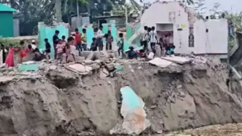 নদীভাঙনে বিপর্যস্ত দৌলতপুর, আশ্রয়হীন শত শত পরিবার