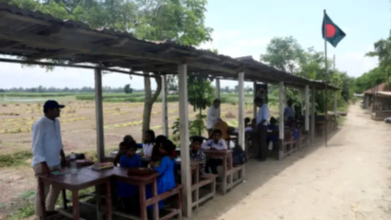 যমুনা গর্ভে বিলীন বিদ্যালয়, বাঁধের ওপর অস্থায়ী পাঠদান