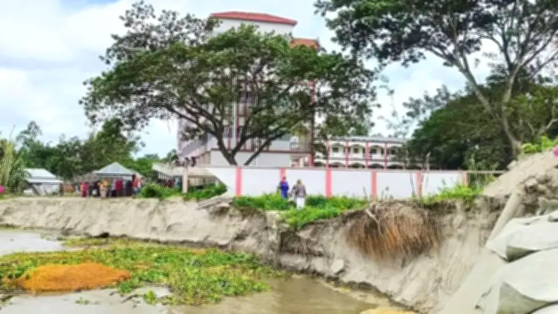 নদীগর্ভে বিলীন হতে চলেছে দৌলতপুরের শুকুরিয়া দাখিল মাদ্রাসা
