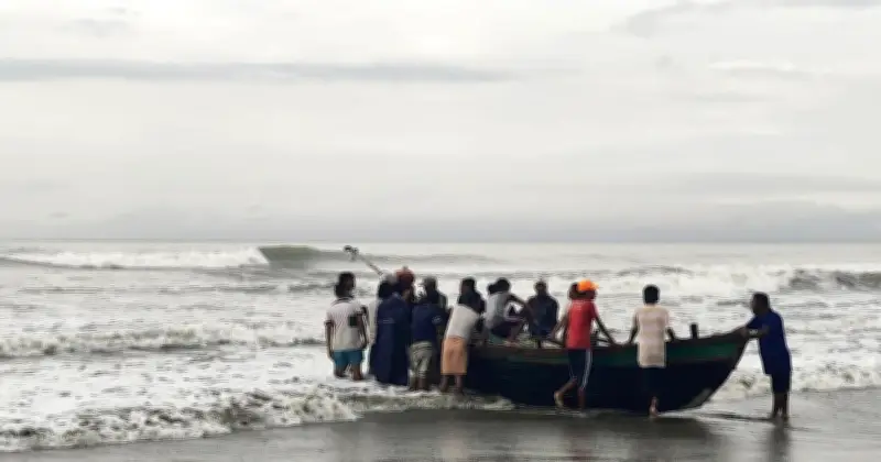 সেন্টমার্টিন-টেকনাফ নৌপথে ট্রলার চলাচল বন্ধ, এইচএসসি পরীক্ষার্থীরা দুর্ভোগে
