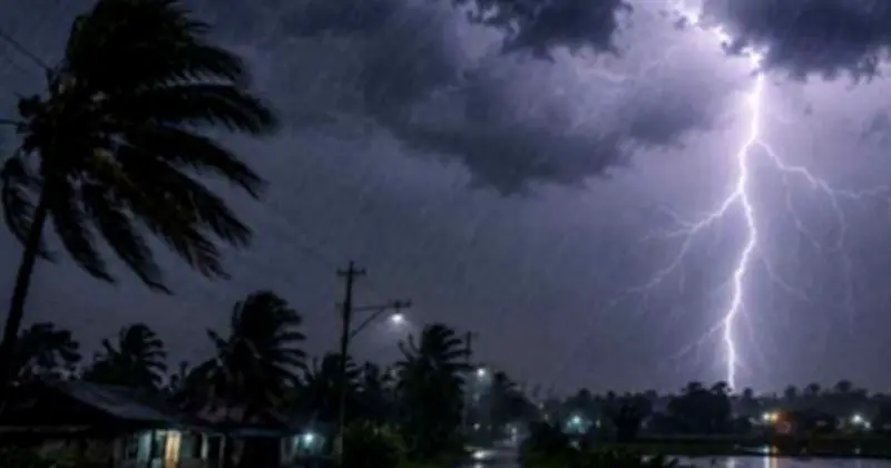 দেশের ৯ জেলায় ৬০ কিমি বেগে ঝড়ের পূর্বাভাস, নদীবন্দরে ১ নম্বর সতর্কতা