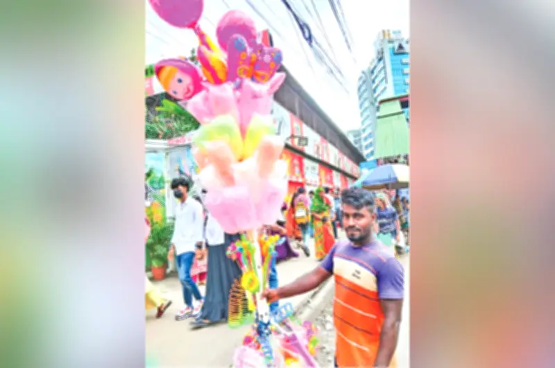 সংসারের তাগিদে ফুটপাতে বসেছেন পারভীন, খেলনা বিক্রি করে সংসার চালানো দায়