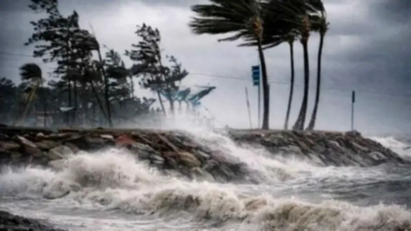 ১২ জেলায় তীব্র ঝড়ের পূর্বাভাস, সুপার টাইফুন ‘বাভি’র আঘাত