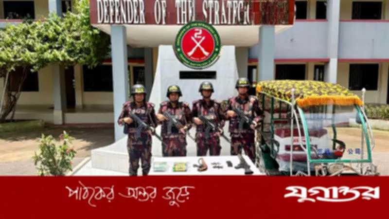 টেকনাফে ইজিবাইকসহ ২ কেজি আইস ও অস্ত্র উদ্ধার, পালালো চোরাকারবারিরা