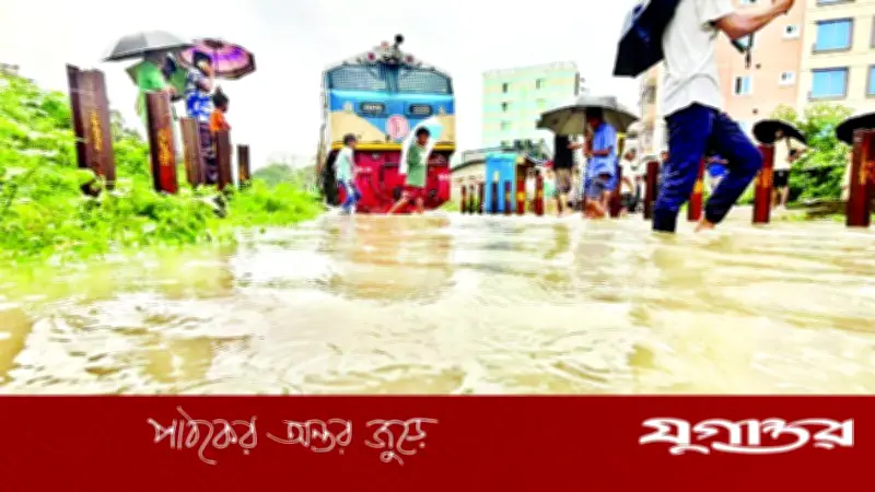 চট্টগ্রাম-কক্সবাজার রুটে ট্রেন চলাচল বন্ধ, যাত্রীরা বিপাকে