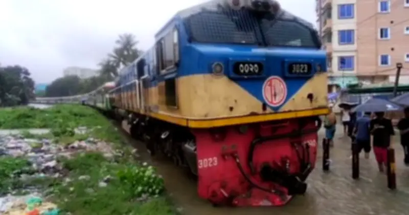 চট্টগ্রাম-কক্সবাজার রেলপথে ট্রেন চলাচল বন্ধ, বন্যায় তলিয়ে গেছে লাইন