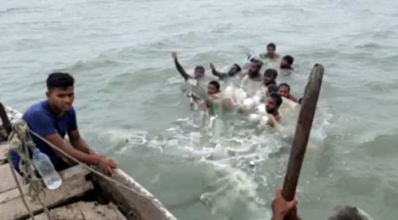 বঙ্গোপসাগরে ট্রলারডুবি: ২ জেলে নিখোঁজ, উদ্ধার ১৬
