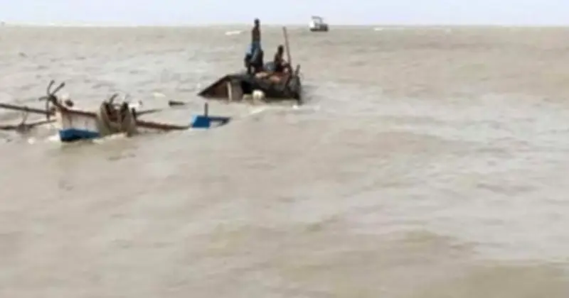 পাথরঘাটায় ট্রলারডুবি: ১৬ জেলে উদ্ধার, নিখোঁজ ২