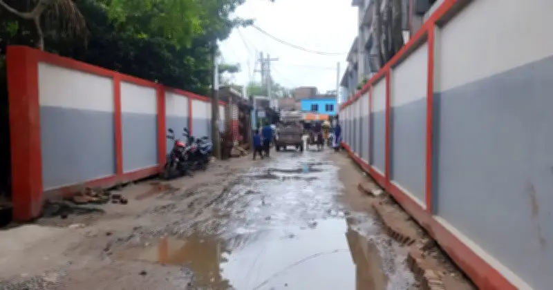 কয়রায় অসমাপ্ত সড়ক প্রকল্পে চরম জনদুর্ভোগ, স্থানীয়দের ক্ষোভ