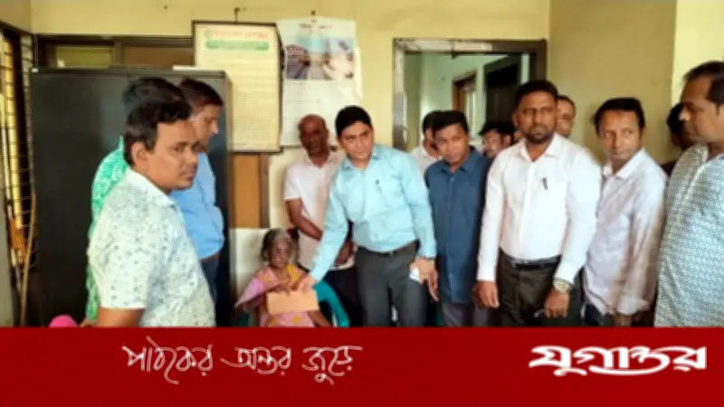 রায়পুরায় নির্যাতিত বৃদ্ধার পাশে ইউএনও, চিকিৎসার দায়িত্ব নিলেন