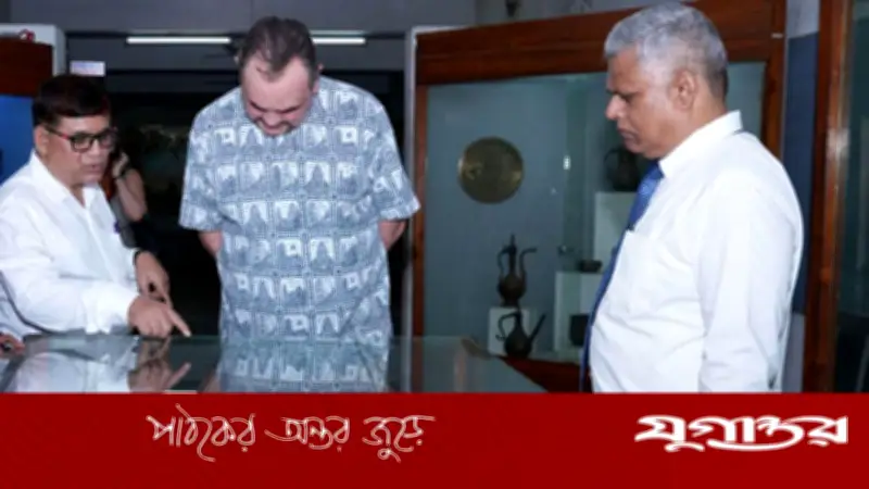 যুক্তরাষ্ট্রের রাষ্ট্রদূতের বরেন্দ্র জাদুঘর পরিদর্শন