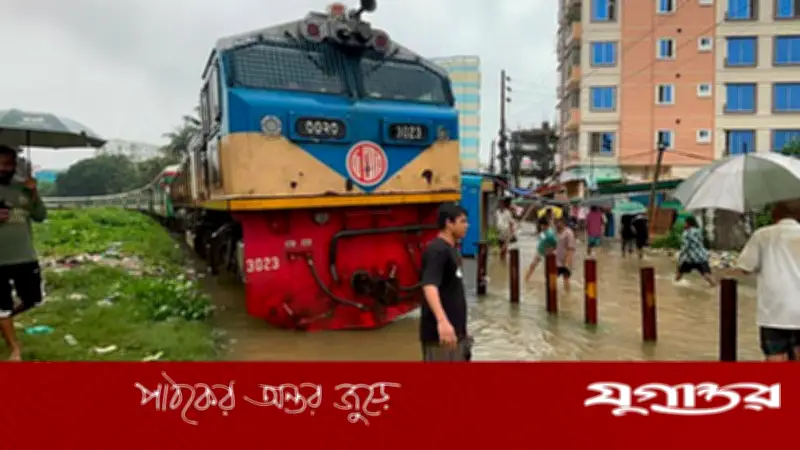 পানির নিচে রেললাইন, চট্টগ্রামে আটকা পর্যটক এক্সপ্রেসের হাজার যাত্রী