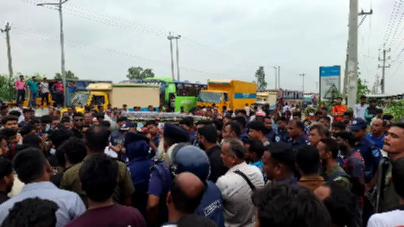 বেতন-ভাতার দাবিতে মানিকগঞ্জে শ্রমিকদের মহাসড়ক অবরোধ, যানজটে দুর্ভোগ