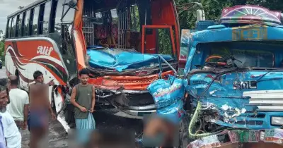 বরিশাল-ঢাকা মহাসড়কে বাস-ট্রাক মুখোমুখি সংঘর্ষে ৭ আহত