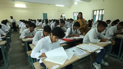 দেশজুড়ে বর্ষার ছবি: বেলি ফুল থেকে পাটকাঠি পর্যন্ত