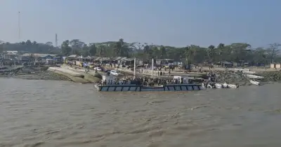 নোয়াখালীর হাতিয়ায় নৌযান চলাচল বন্ধ, দুর্যোগে আটকে পড়েছেন যাত্রীরা