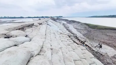 কপোতাক্ষ নদের বাঁধে আবার ধস, অবৈধ পাইপে সংস্কার ব্যাহত